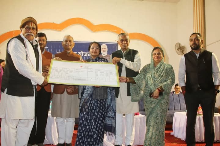 सतना जिले का जिला स्तरीय स्वामित्व कार्यक्रम प्रदेश की माननीय राज्यमंत्री श्रीमती प्रतिमा बागरी जी के मुख्यातिथ्य में स्थानीय टाउन हाल सतना में आयोजित किया गया। कार्यक्रम में केंद्र स्तर से आयोजित माननीय प्रधानमंत्री श्री नरेंद्र मोदी जी के कार्यक्रम का सीधा प्रसारण दिखाया गया