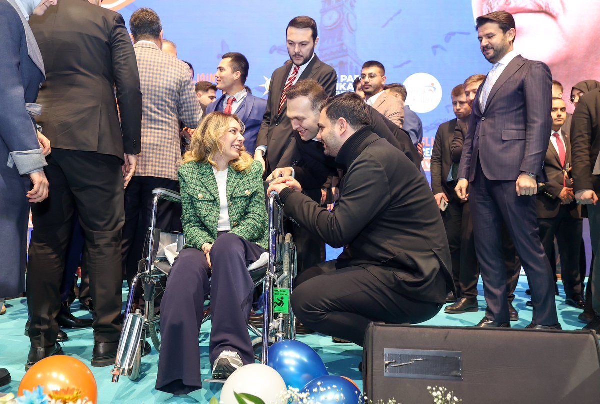 AK Parti vefadır, kardeşliktir, sevgidir…

AK Parti ailesinde olmanın gururunu bir kez daha bize yaşattığınız için sizlere yürekten teşekkür ediyorum.

Dün, bugün, yarın her daim beraberiz.