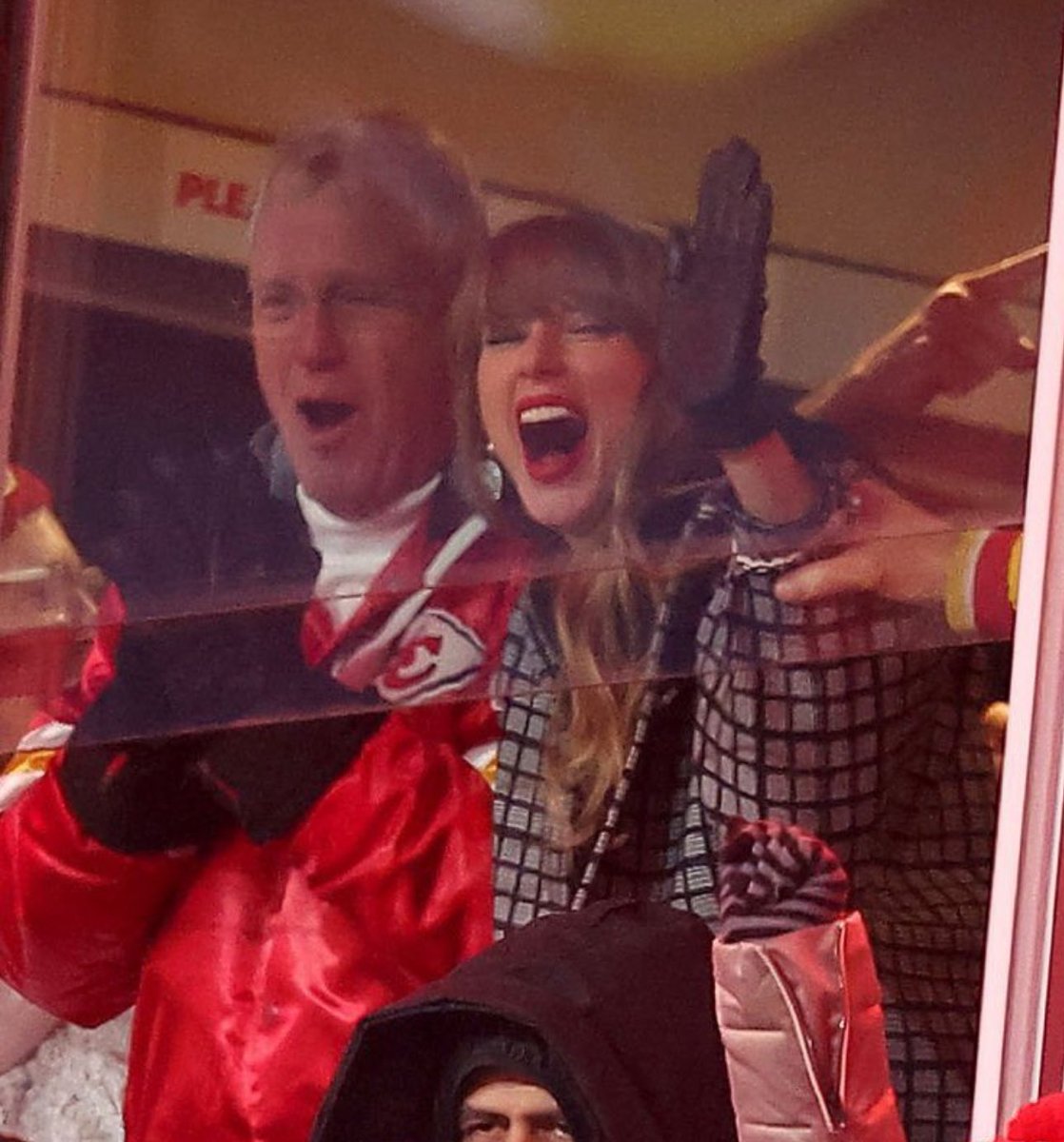 TSUpdatesEs's tweet photo. 📸 | Estos momentos de celebración, Taylor Swift con su familia y Caitlin Clark 💗 #ChiefsKingdom

Vía (@SwiftNYC) https://t.co/4PdeZHC3Xw
