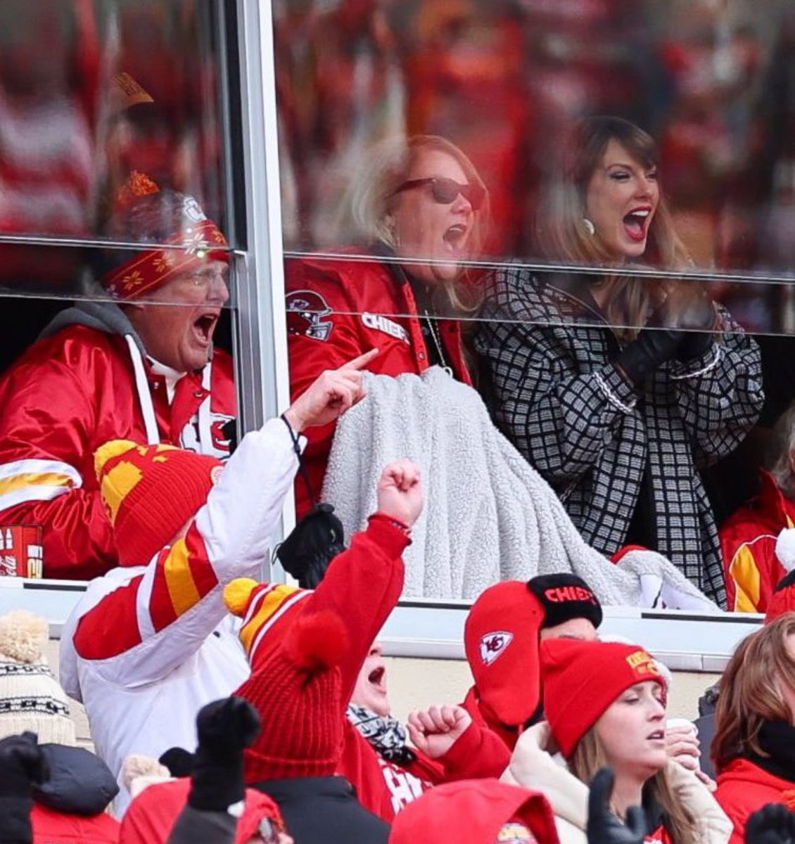 TSUpdatesEs's tweet photo. 📸 | Estos momentos de celebración, Taylor Swift con su familia y Caitlin Clark 💗 #ChiefsKingdom

Vía (@SwiftNYC) https://t.co/4PdeZHC3Xw