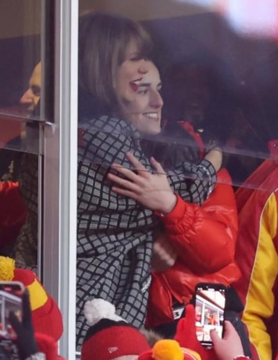 TSUpdatesEs's tweet photo. 📸 | Estos momentos de celebración, Taylor Swift con su familia y Caitlin Clark 💗 #ChiefsKingdom

Vía (@SwiftNYC) https://t.co/4PdeZHC3Xw