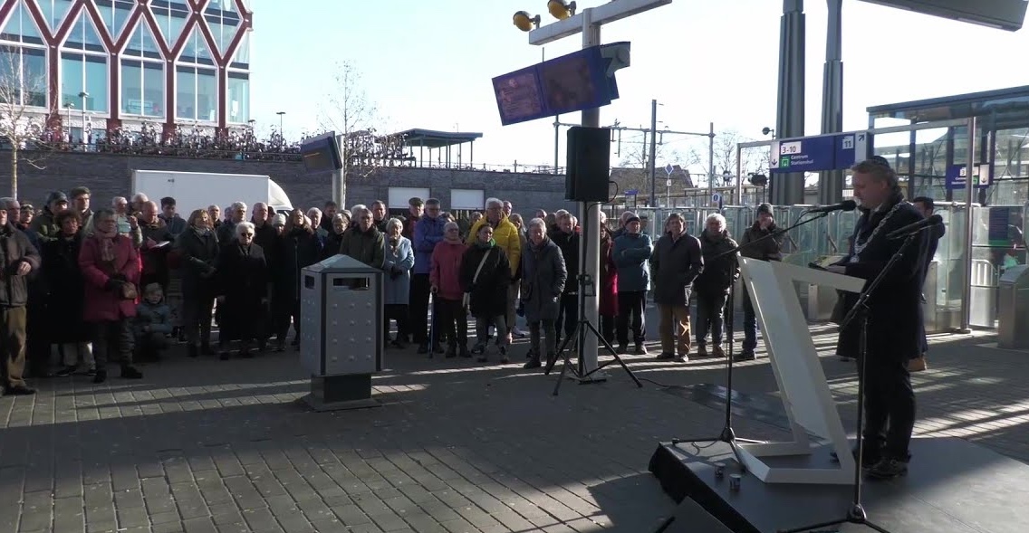 Aanstaande zondag 26 januari van 13:00 tot 14:00 organiseren wij een holocaust herdenking bij het NS Station Gouda i.s.m. <a href="/GemeenteGouda/">Gemeente Gouda</a>. Komt allen! #HolocaustMemorialDay