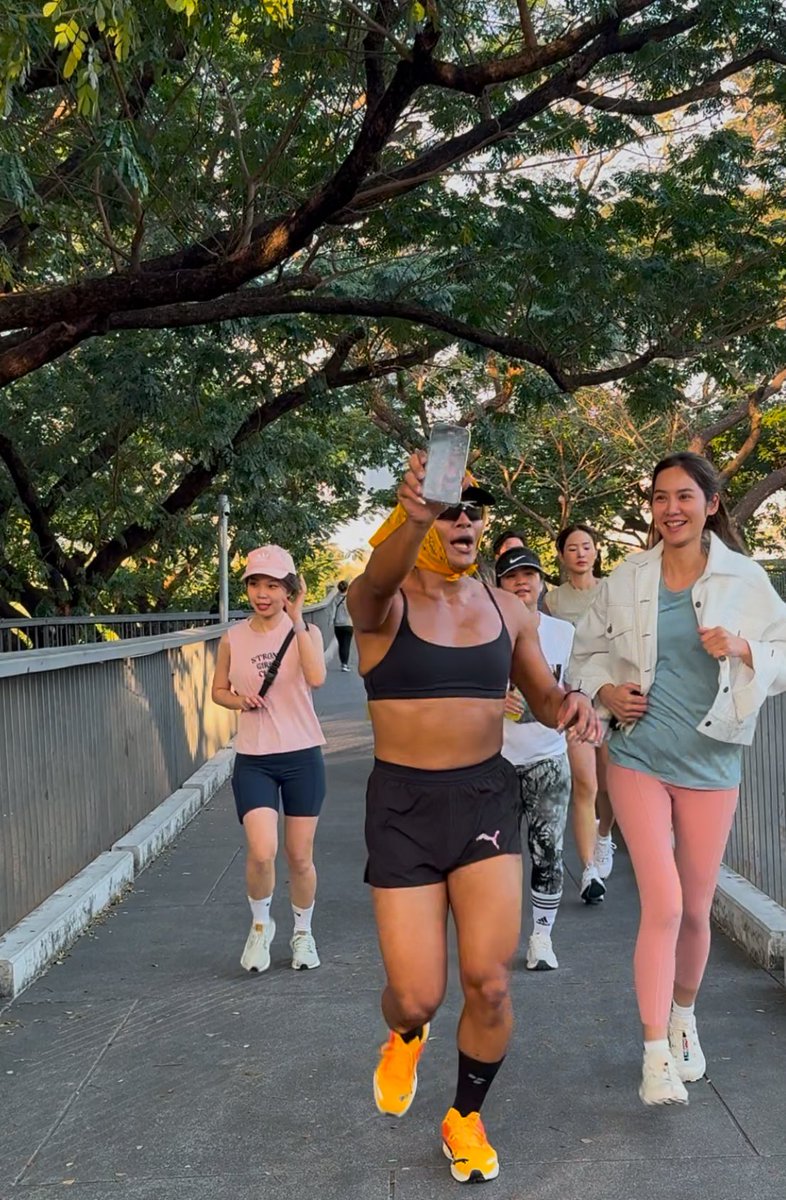 🌿 second time in our moment of stillness, a lifetime of balance with #iweltyclub at Benchakitti park #NOWADAYS  #Healing #groudingclub #singingbowls