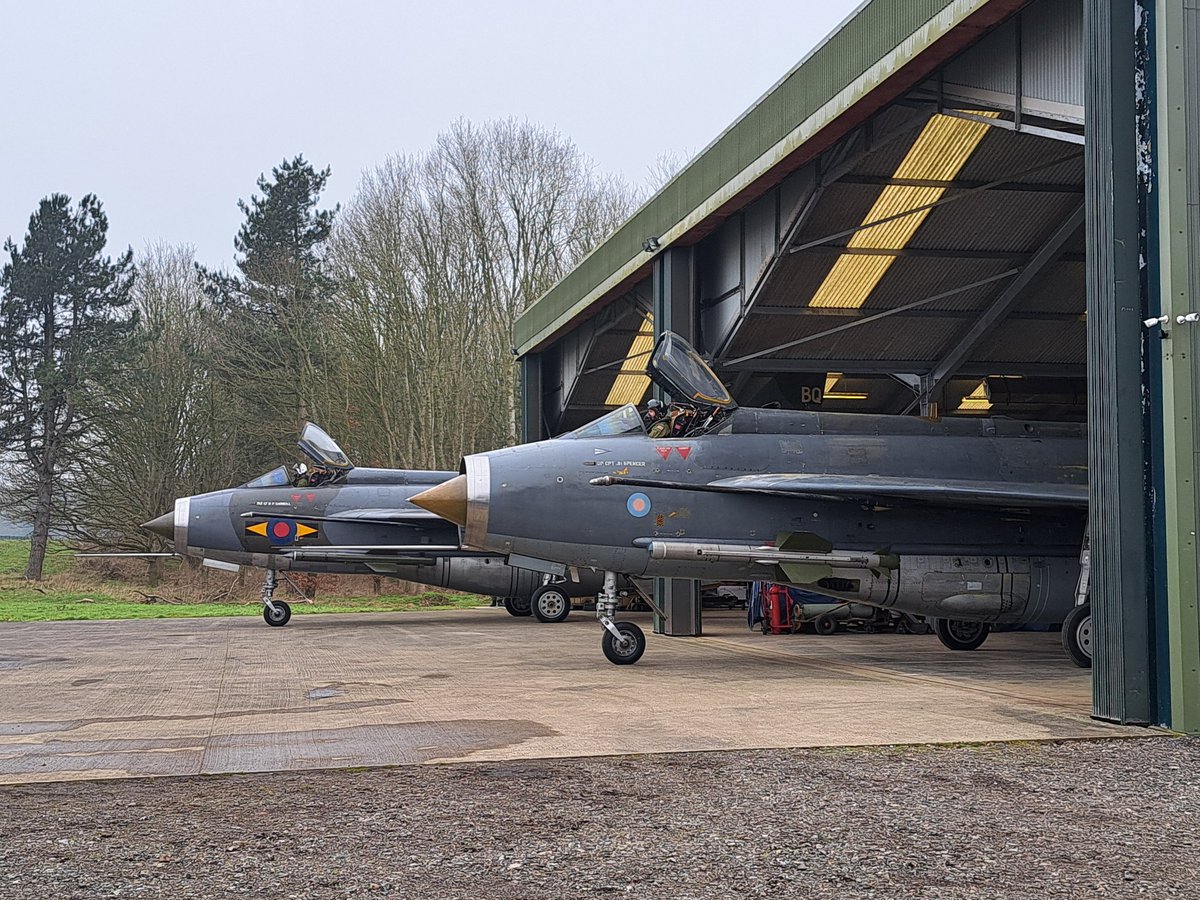 Robhereagain's tweet photo. Bruntingthorpe 2025, Lightnings under the care of the LPG and photo shoot via COAP, hope everyone who attended has thawed out now🥶🥶🙂🙂
@COAPhoto @BlickyIan @scottiebateman @USAS_WW1 @Airfix @AviateAddict
#COAP #Bruntingthorpe #Lightning https://t.co/8oa2UXTUkm