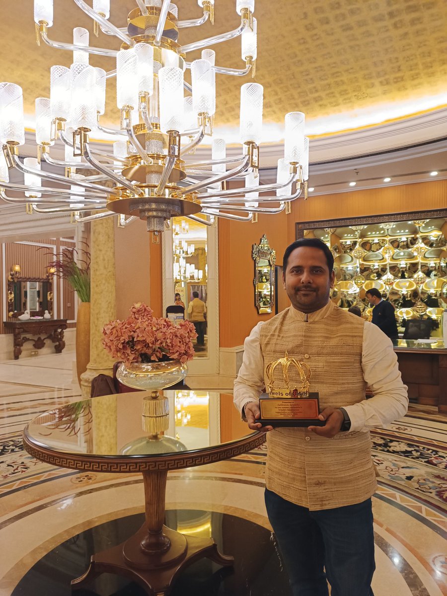 talktosubhransu's tweet photo. Honoured to receive the Jewels of Odisha Award, Grateful to VAR India for this recognition.
#SubhransuSatpathy #TheyReallyNeedUs #seedball #birdman #greenerplanet #Odisha #jewelsofodisha #VARIndia https://t.co/xO3bgnMNhG