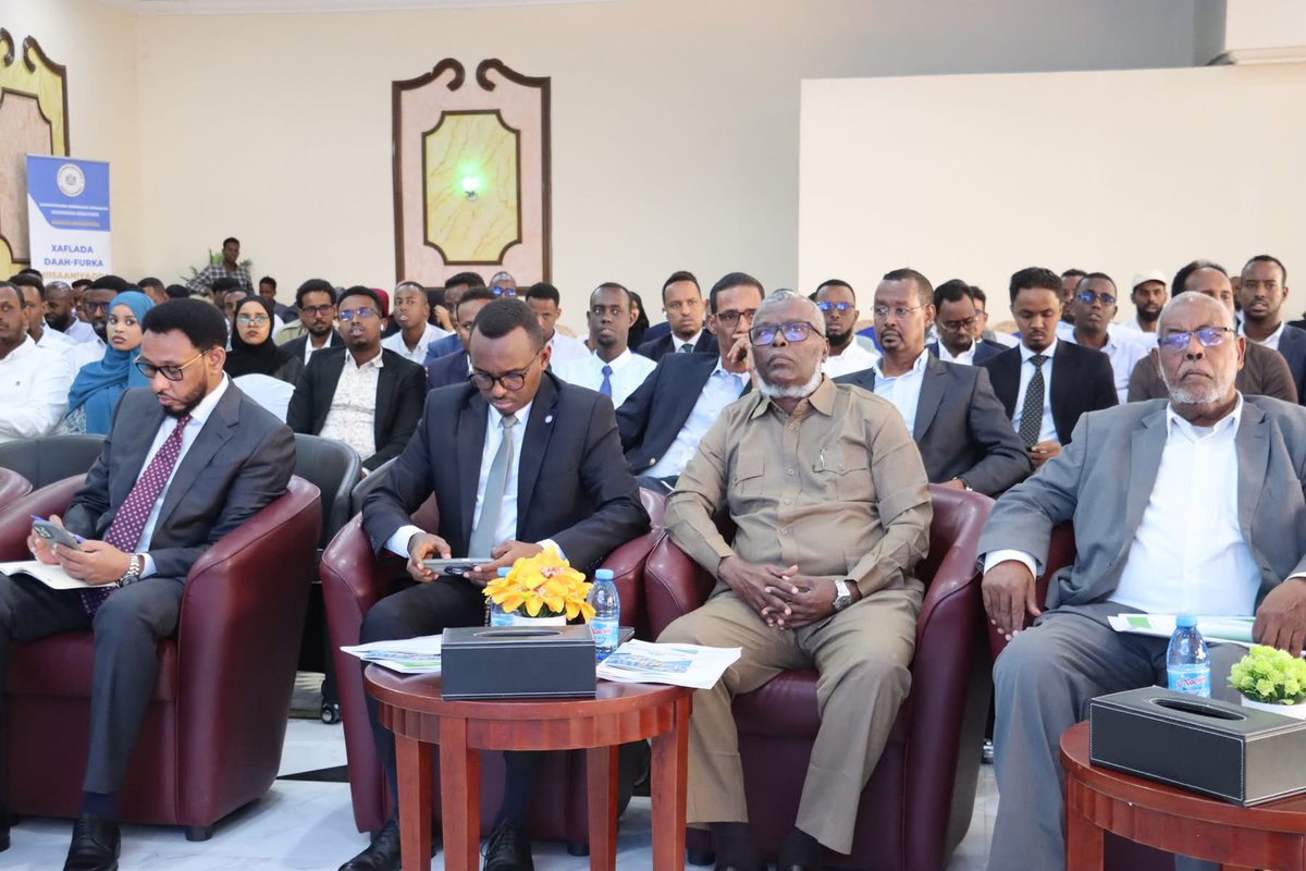SONNALIVE's tweet photo. Minister of Finance @BihiEgeh launched consultations on Somalia’s 2025 budget under the theme “Relying on Our Capacity for Local Revenue.” The initiative focuses on boosting domestic revenue to achieve financial independence and sustainable economic growth. https://t.co/moky9tRvoj