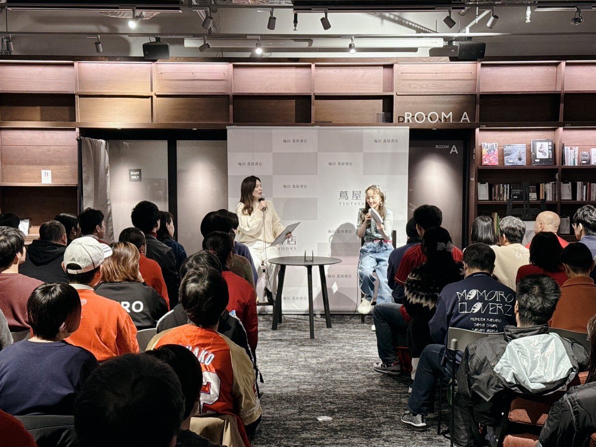 book_tkj's tweet photo. 『ももいろクローバーＺ 百田夏菜子フォト＆スタイルブック えくぼは恋の落とし穴♡ Anniversary30』発売記念！名古屋、大阪イベントにお越しくださった皆様、ありがとうございました❤️

トーク中とお渡し会後の写真です✨
スタイルブック沢山読んでください❣️

#百田夏菜子
#えくぼアニバーサリー https://t.co/tRJ4EyH7SA