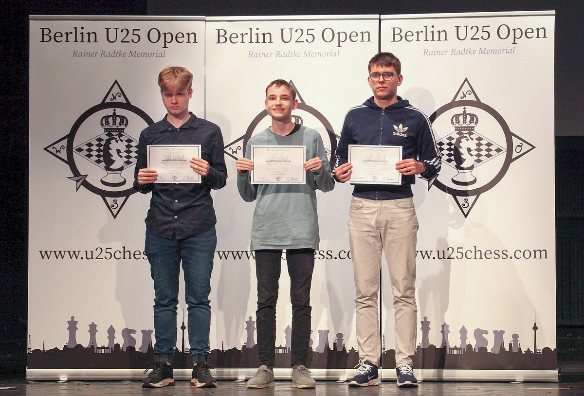 „ICH BIN IN DER LAGE EINE GM-NORM ZU ERSPIELEN“ - BENNET HAGNER WILL NACH EINEM ERFOLGREICHEN JAHR NOCH MEHR

Den ganzen Artikel findet Ihr auf der DSB-Website:

schachbund.de/news/ich-bin-i…