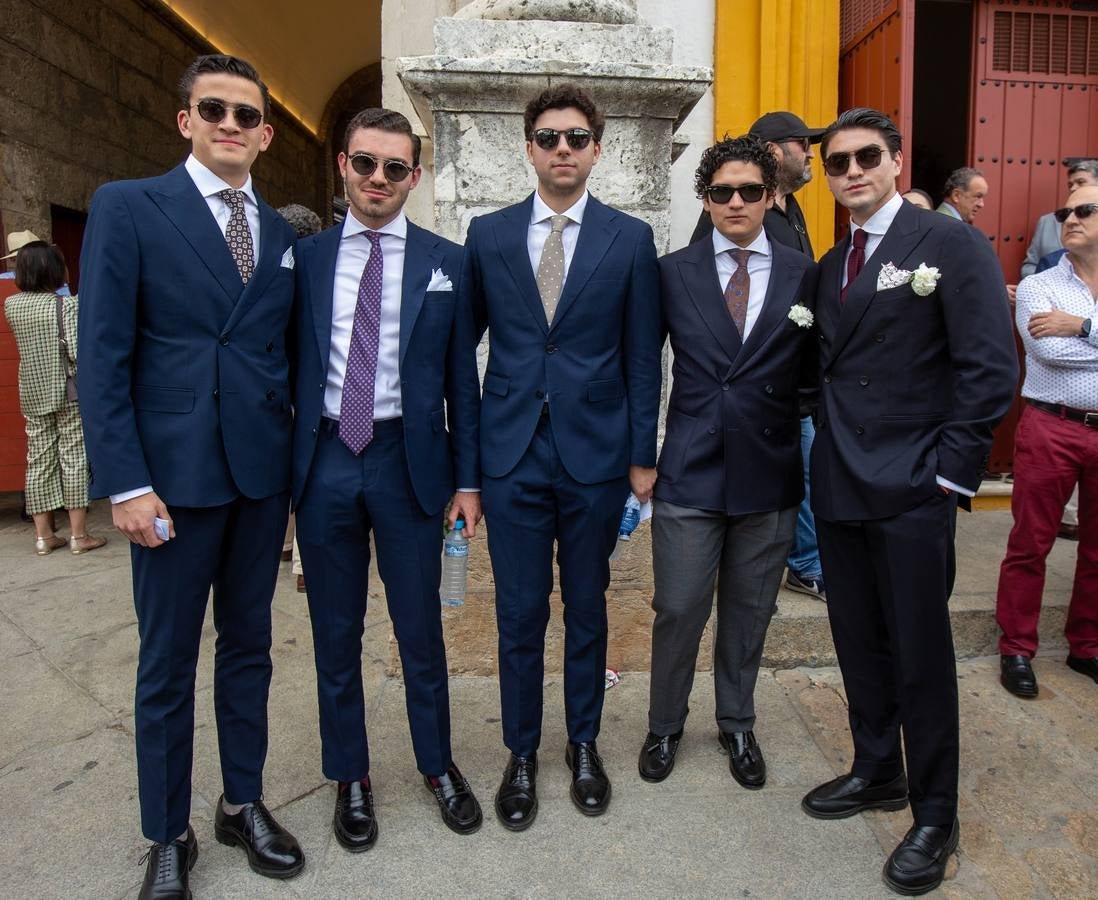 CeodeDionis's tweet photo. Que penséis que las dos fotos son lo mismo porque "traje" es la razón por la que seréis considerados cayetanos y no gente elegante https://t.co/XtXlOiRSvw