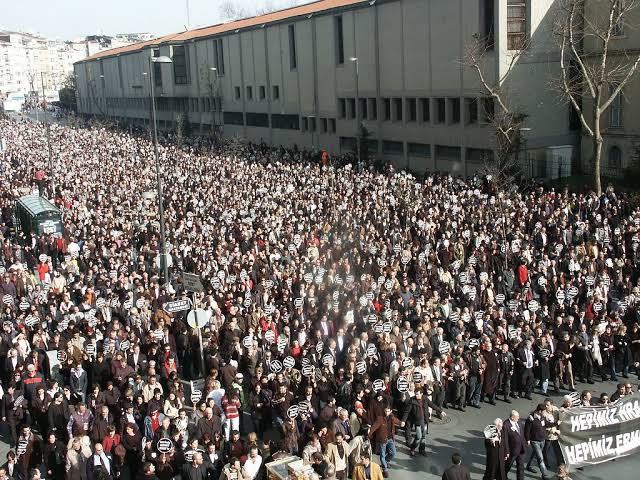 Laborans1's tweet photo. Hrant uğurlanıyor... 23 Ocak 2007 https://t.co/SPIiWGFhuu