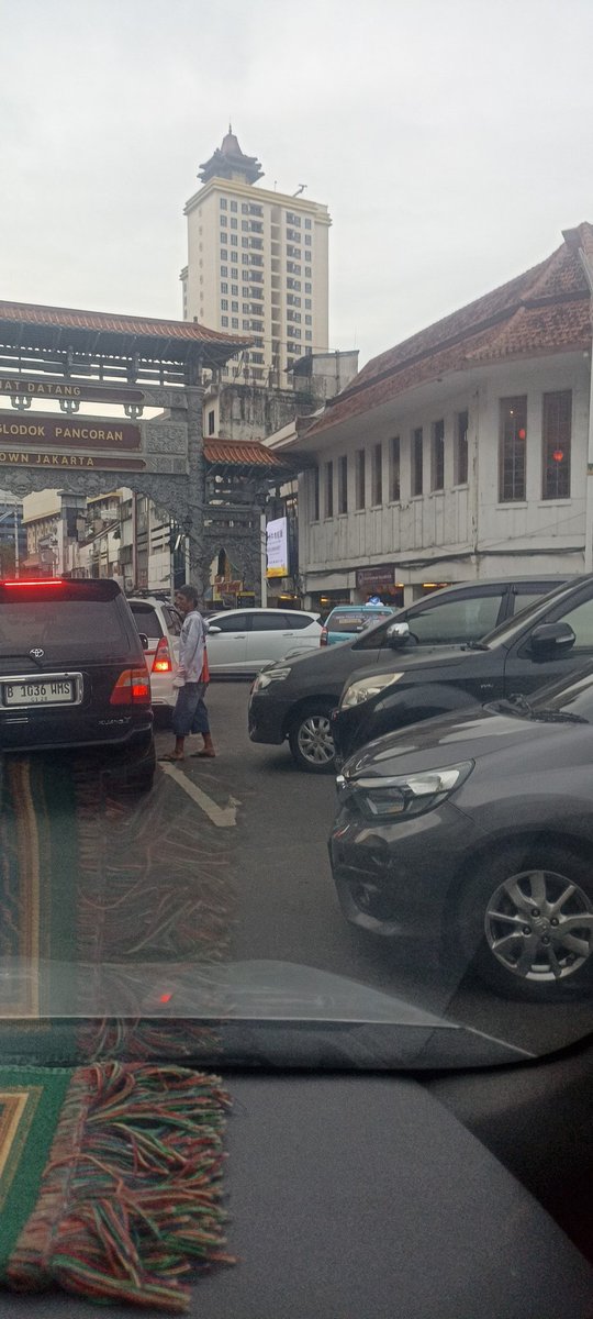 sutanto_eddy's tweet photo. @dishubjakarta parkir liar di Pancoran Chinatown bikin akses jalan jadi makin sempit https://t.co/CKUtrpt3wr