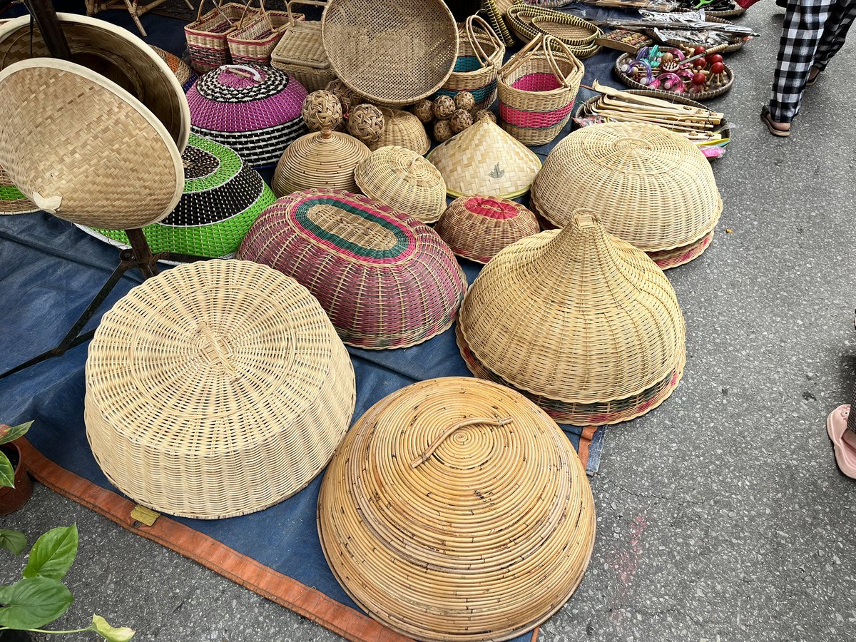 SyedAkramin's tweet photo. Kalau ‘burn out’ teruk, datang lah ke Temerloh. 2 jam dari KL. Gerak pagi Ahad terus ke Pekan Sehari Temerloh. Pasar pagi ini diiktiraf MBOR sebagai pasar terpanjang di Malaysia.

Jalan-jalan sambil membeli, tengah hari pula makan ikan patin tempoyak tepi Sg Pahang. Healed. https://t.co/X11cG5uhue