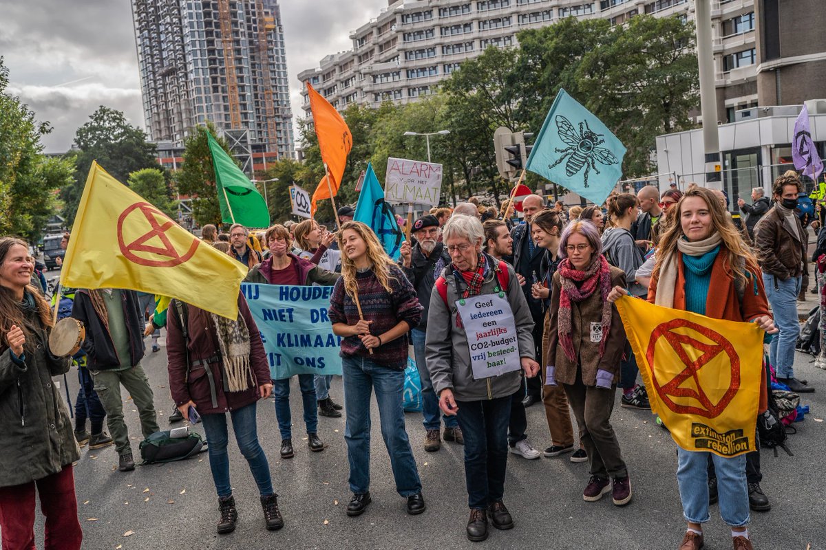 SanderSassen's tweet photo. Burgerberaad of burgerverraad?

Het burgerberaad over het klimaat, een initiatief van D66 op aangeven van Extinction Rebellion. D66, u weet wel, de partij van @robjetten, de beruchte sloper van kolen- en gasgestookte elektriciteitscentrales en de voornaamste reden dat u inmiddels een exorbitant bedrag per maand kwijt bent aan uw energierekening. Datzelfde D66 is de drijvende kracht achter het burgerberaad over het klimaat. Ik hoor u al denken, what could possibly go wrong?

Nou, laten we eens kijken waar de schoen wringt te beginnen bij de selectieprocedure voor dit burgerberaad. 70.000 Nederlanders kregen afgelopen november een brief in de bus met een verzoek tot deelname, zo'n 4000 reageerden op de oproep en 175 daarvan zijn uitgekozen voor het Nationaal Burgerberaad Klimaat (NBK). Nu vraagt u zich natuurlijk meteen af 'uitgekozen door wie, en op basis van welke criteria', toch? Volgens eigen zeggen heeft men een selectie gemaakt op basis van zaken als leeftijd, opleidingsniveau, woonplaats en vooral houding tegenover het klimaatvraagstuk

Houding tegenover het klimaatvraagstuk? Ja, dat leest u goed. Met een dergelijk selectiecriteria bent u als goed geïnformeerde en kritische burger die @robjetten niet naar de mond praat natuurlijk bij voorbaat kansloos. Maar daar stopt het niet, bij lange na niet zelfs. De insteek van het burgerberaad is namelijk om de deelnemers zes weekenden bijeen te laten komen, eerst om bijgeschoold te worden over klimaatverandering en vervolgens om onder begeleiding in werkgroepen aan de slag te gaan. Vooral bij het 'bijgeschoold te worden over klimaatverandering', denkt u meteen aan een heropvoedingskamp, of niet soms? Waar ongewenste meningen en opvattingen door middel van groepsdruk effectief worden onderdrukt totdat alle neuzen dezelfde kant op staan.

En dan gaat deze groep mensen vervolgens nadenken over oplossingen? Oplossingen aangedragen onder begeleiding van @hermans_sophie, minister van Klimaat en Groene Groei en Tweede kamerlid @KoekkoekMarieke? En als kers op de taart gaat de @NOS daar een serie afleveringen over maken waar een drietal deelnemers aan het burgerberaad gevolgd worden. Kortom, dit is overheidspropaganda in z'n puurste vorm, een vrijbrief voor D66 en de aangever van dit burgerberaad, Extinction Rebellion, om hun klimaathysterie door de strot van de Nederlander te duwen onder het mom van een 'objectief burgerberaad'.

Laat u niets wijsmaken, dit is niets anders dan de zoveelste poging om u klimaatbeleid te laten accepteren en men gebruikt daarvoor een groep van 175 gehersenspoelde burgers waarmee u zich hopelijk beter identificeert dan de diverse politici van b.v. D66. Inmiddels is het hopelijk voor u zonneklaar dat dit met democratie weinig van doen heeft, de selectiecriteria voor de deelnemers en de 'bijscholing' alsook de 'begeleiding' geeft al aan dat er hier een eenzijdig, zorgvuldig gecultiveerd en vormgegeven, perspectief belicht gaat worden.

Daarmee is volstrekt helder waarmee we hier van doen hebben, dit is geen burgerberaad, maar burgerverraad en de zoveelste nagel aan de doodskist van de democratie.

#klimaatberaad #klimaatverraad #d66 #extinctionrebellion #klimaat #robjetten #sophiehermans #mariekekoekkoek #democratie #heropvoedingskamp #bijscholing