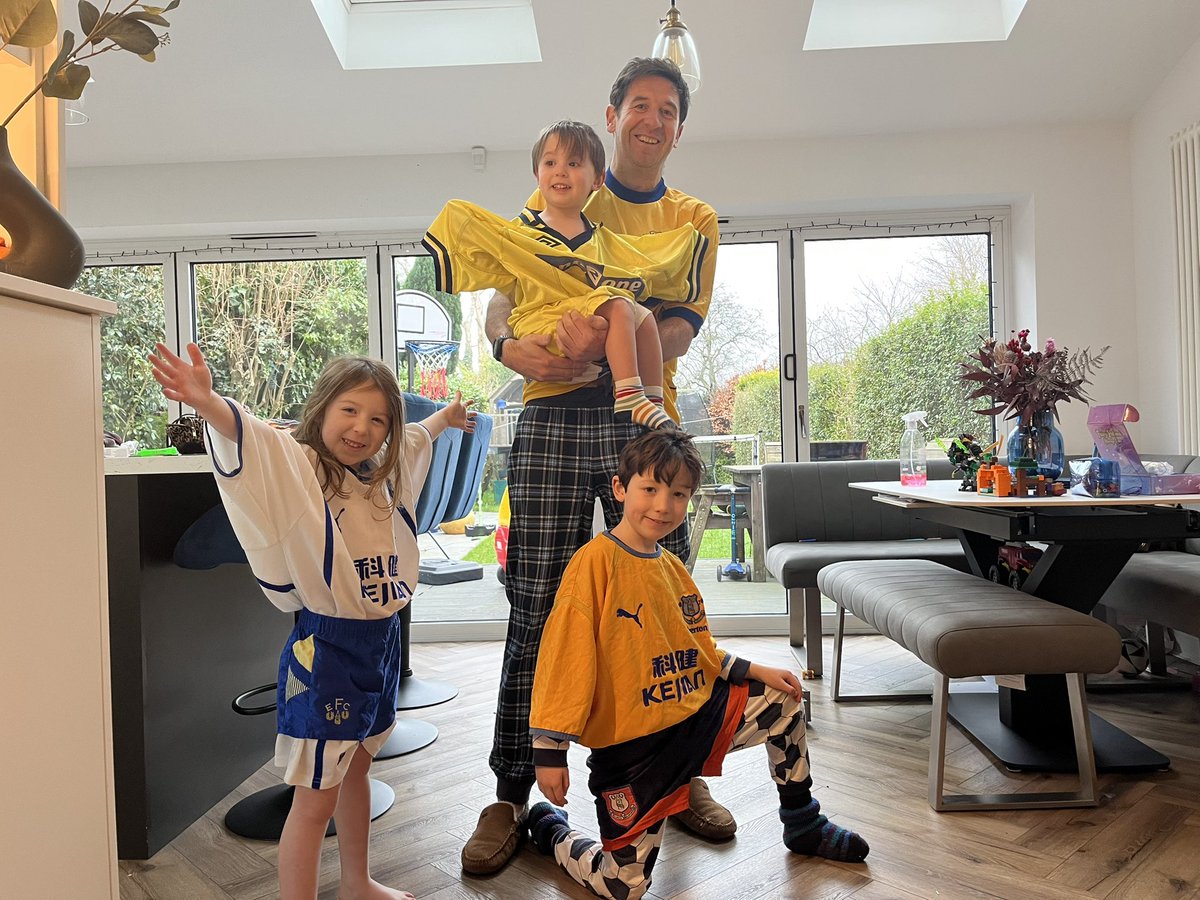 niccath's tweet photo. @Everton wearing daddy’s old kids #EFCretro #efc https://t.co/5ZezWaAYlb