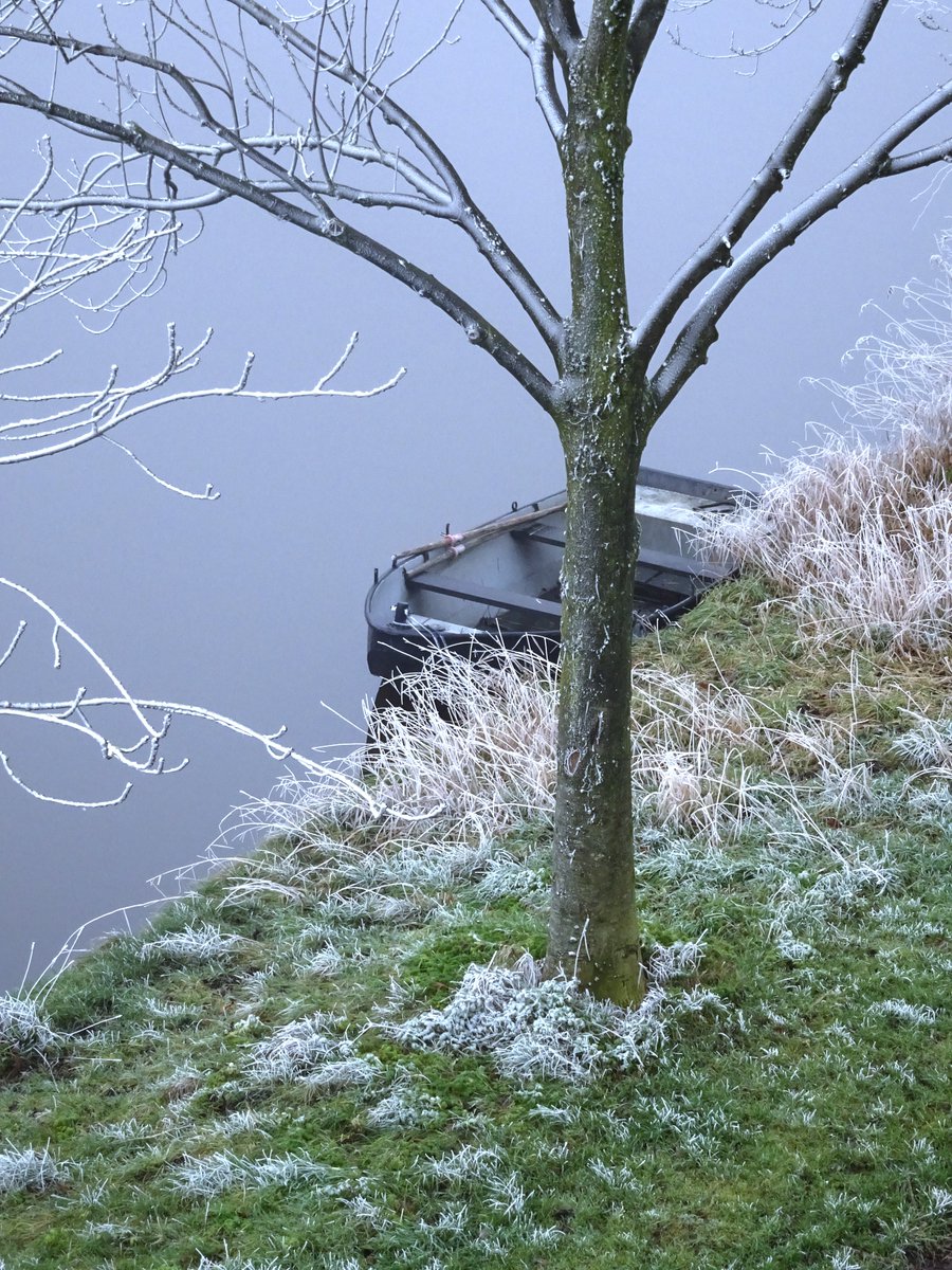 Een beetje #mistig, een beetje koud, een beetje windstil.... en een bootje. #Nederlandse #Winter. Mooi zo'n stilleven.

#EasySail10jaar