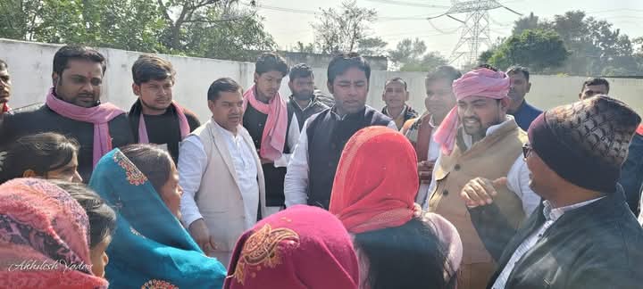 _Ajit_prasad's tweet photo. डोर टू डोर 
विधानसभा मिल्कीपुर के देव तुल्य, सम्मानित जनता जनार्दन से साईकिल निशान पर वोट देने के लिए अपील किया!! https://t.co/aAdBYO7bKh
