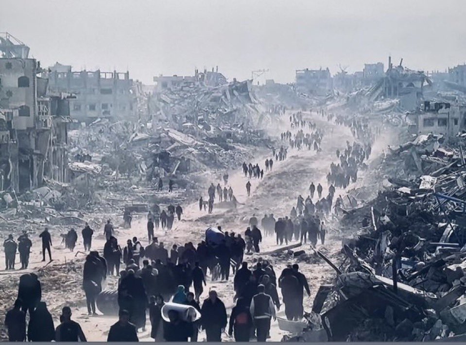 tevfik_hams's tweet photo. Ateşkes yürürlüğe girmeden önce bile büyük riskler alarak harap olmuş Kuzey Gazze'ye geri dönen Gazzeliler, Filistinlilerin topraklarını sattığı efsanesinin yalanını milyonuncu kez doğruluyor.

Bir resim binlerce kitaba, habere ve filme bedeldir. https://t.co/PEqeq3hHhE