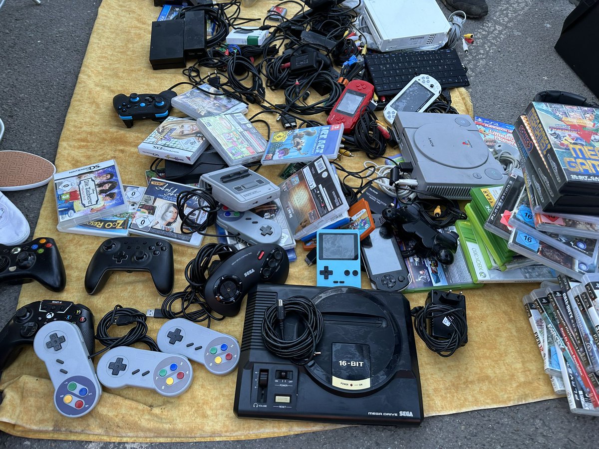 JoachimHesse's tweet photo. Nur auf dem #Flohmarkt: #MegaDrive „Morgentau Edition“ für €120. Das #SuperPi-Gehäuse im SNES-Stil hat der Verkäufer für €60 angeboten. Auf die Frage, ob er denn überhaupt weiß, was das sei, antwortete er: „Klar. PlayStation.“ Ironiefrei übrigens. Aua! 🤕 https://t.co/mgugKiURaw