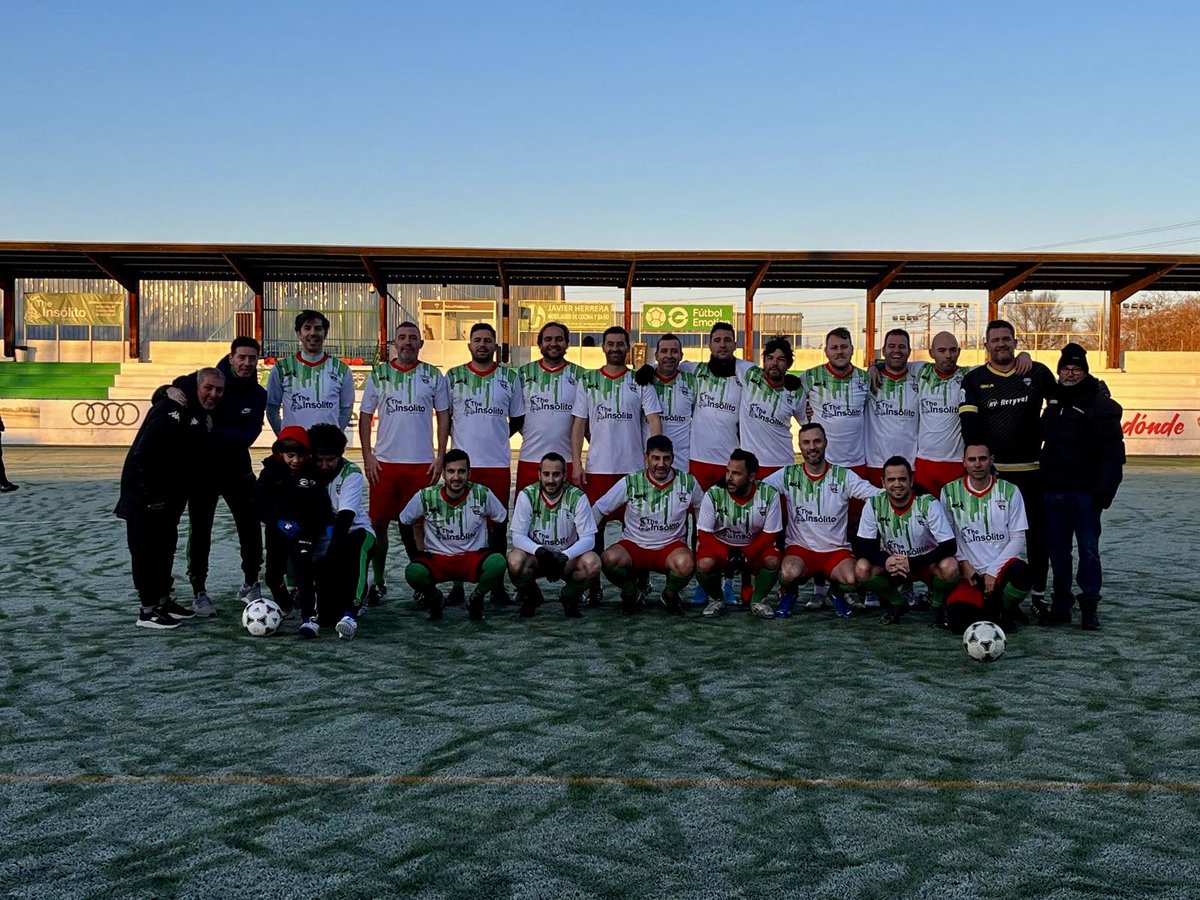 veteranostrival's tweet photo. #LigaVeteranos Hoy nos salió todo bien 🥰, en una mañana de mucho frío 🥶

Victoria 8-1 (@avivarpolo ⚽️x5, #Tito ⚽️, #Cabezas ⚽️, #Ñete ⚽️) frente a #Veteranos @CfHoyo 

Seguimos! #VamosTrival 💚❤️

@trivalvalderas https://t.co/TTOpVKvx3g