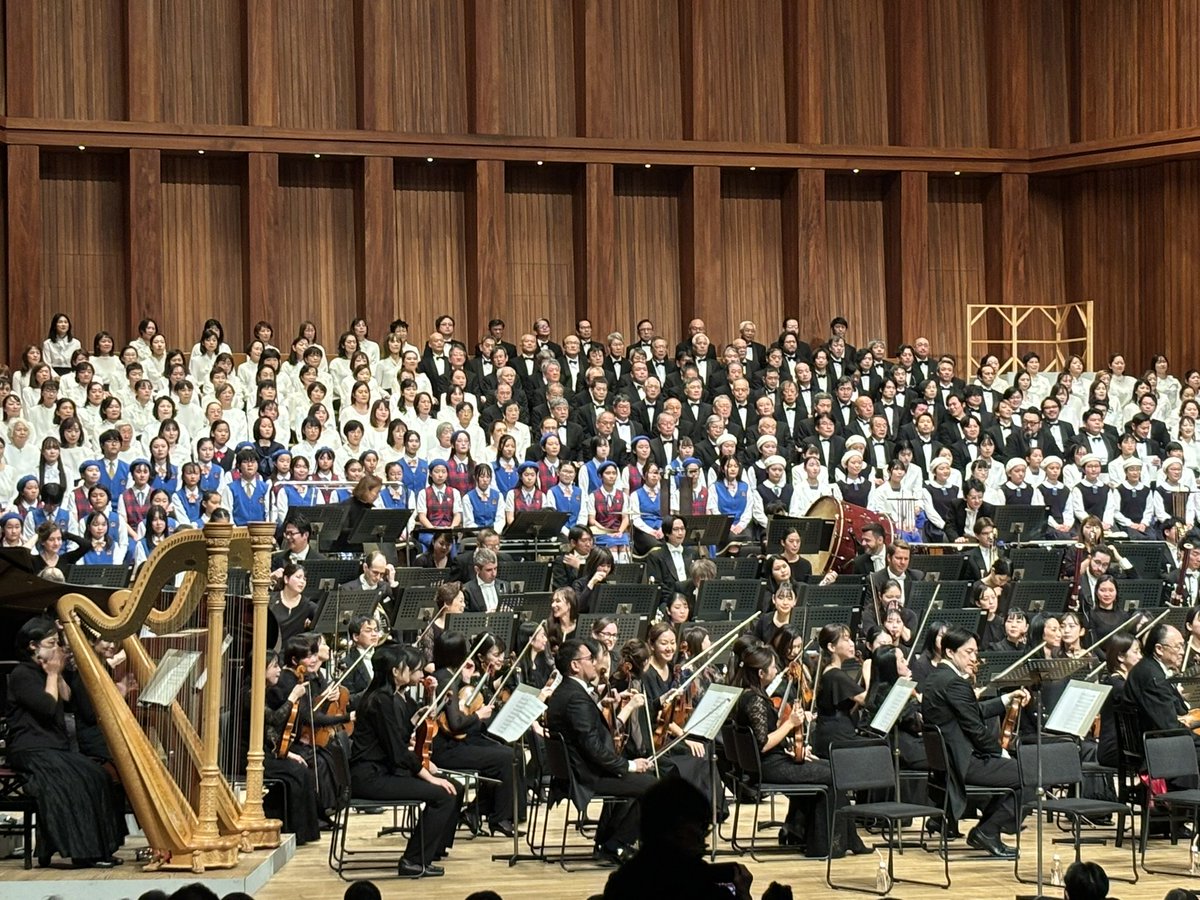8230yuima's tweet photo. ＃兵庫芸術文化センター管弦楽団　＃PAC  #佐渡裕　#大友良英
定演、行ってきました。震災メモリアル委託作品「そらとみらいと」。作曲者大友良英さんもホールに登場。終曲フィナーレでは、楽団・客席一団となっての三三七拍子あり。力強さと一体感❗️あれから30年かぁ。なんか、込み上げてくるなぁ。 https://t.co/wYg5xcauSd