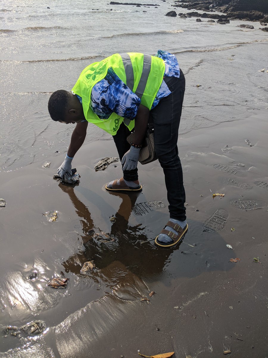🌿 Yesterday was a day to remember! Our Eco Friends gathered at Down Beach, Limbe, for an incredible clean-up event in partnership with We Save the World  Together, we made a significant impact.  🌎 💚
#EcoFriends #CleanUp #WeSaveTheWorld #EcoHero #SustainableFutureBridge