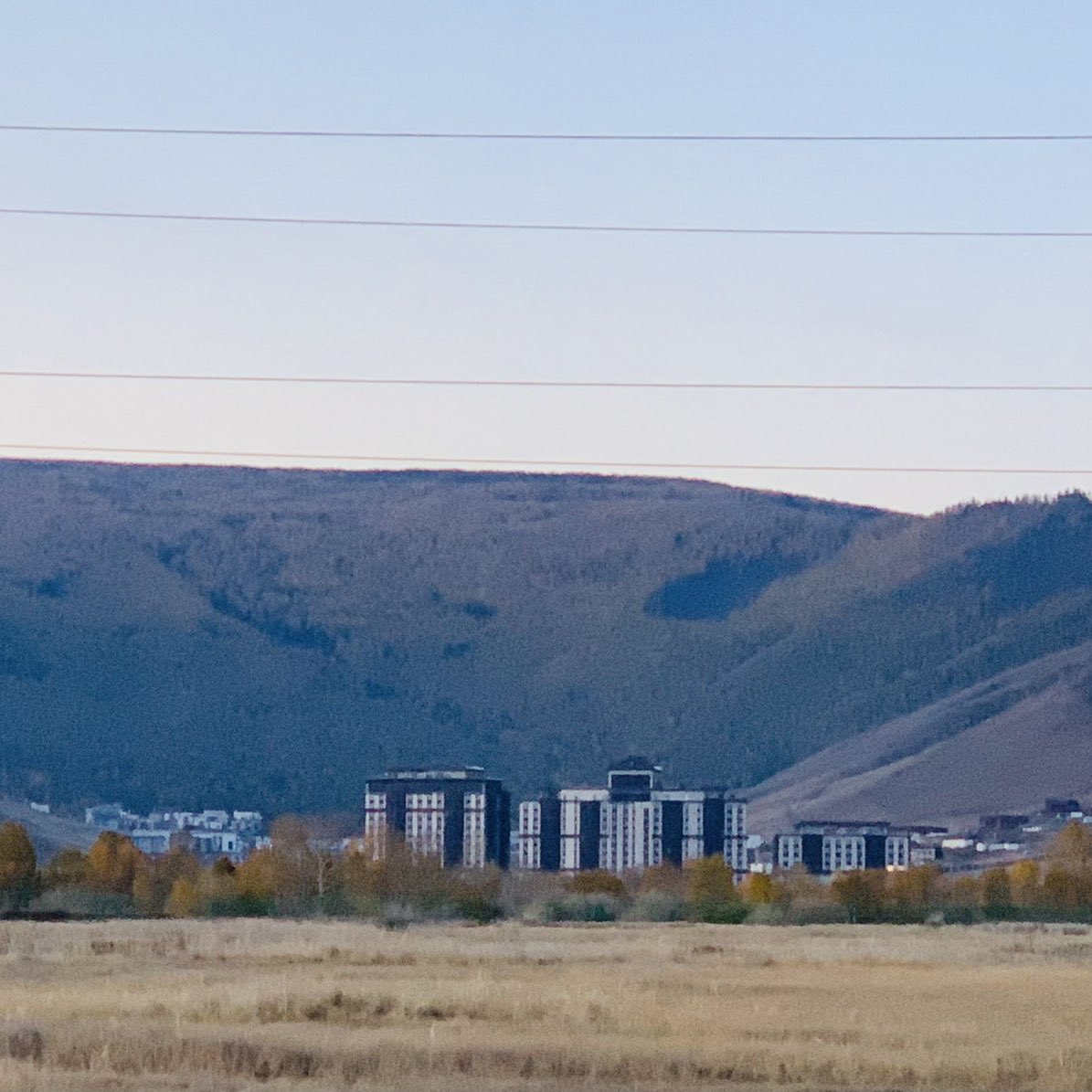 Авилгал хороолол энэ барилгууд бишээ.  Энэ бол зөвшөөрөгдсөн зориулалтаа өөрчилж орон сууц барисан жижиг залилангийн хороолол. Харин Бага Тэнгэрийн амны хороолол бол жинхнээсээ авилгал хороолол. Ямар ч хувийн бизнес хийгээгүй, насаараа зөвхөн төр засаг, улсын компанид цалинтай