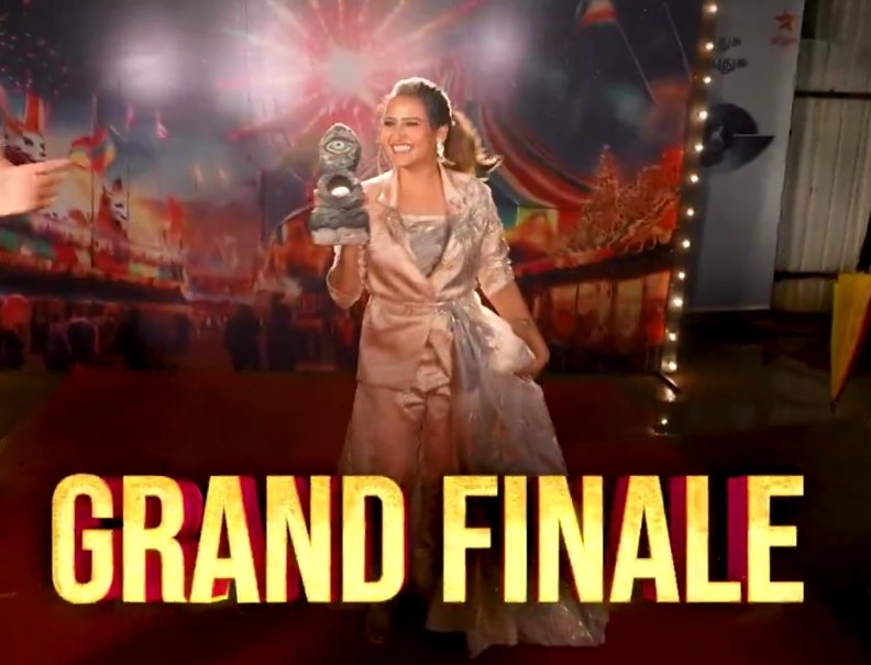 shuruthy0419's tweet photo. It's JACK's DAY💗😭
Look at her how proudly she is holding her TROPHY!💥😌🥺 can't wait for the FINALE👯
My happyy cuteieee pototeee💗 @jackline_lydia 
#Jacqulinelydia𓃵 #BiggBoss8Tamil #BiggBosstamil8 #WeLoveYouJack https://t.co/y21IFDTDPY