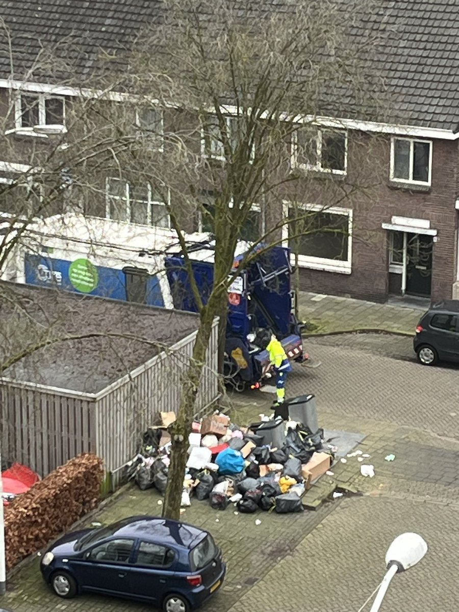 Afvaldumping 😳 De ‘milieustraat’ wordt weer afgebroken door een held van Cure. Huisvuil en grofvuil wordt gewoon naast de twee afvalcontainers gezet. Why?!