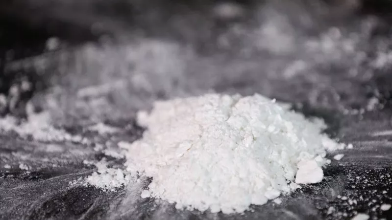DirtyHarry_tv's tweet photo. #Kokain #Drogen #Schnee #Puder
Kolumbien: 60 Tote bei jüngsten Angriffen der Guerillagruppe ELN
Bei Angriffen der Guerillagruppe ELN in Kolumbien sind Dutzende Menschen getötet worden. Rund 60 Menschen seien in mehreren Gemeinden der Region Catatumbo im Norden des Landes „gewaltsam ums Leben gekommen“, teilte das Büro des kolumbianischen Ombudsmanns am Samstagabend (Ortszeit) im Onlinedienst X mit.
Zuvor war von 40 Toten die Rede gewesen. Die Regierung teilte mit, die Militäroffensive in der Region Catatumbo sei verstärkt worden. Die Lage dort sei „sehr kritisch“, sagte der Armeebefehlshaber Luis Emilio Cardozo.
Rivalisierende Gruppen kämpfen um Kokainhandel
In der nahe der Grenze zu Venezuela liegenden Region kämpfen rivalisierende Gruppen um die Kontrolle über den Kokainhandel. Am Donnerstag waren dort Kämpfe zwischen der ELN und FARC-Splittergruppen ausgebrochen. Die Kämpfe brachen eine Waffenruhe – beiden Gruppen hatten zuvor parallel Friedensverhandlungen mit der Regierung von Gustavo Petro geführt.
Es habe einen „Bruch“ des Bündnisses gegeben, der „erhebliche Auswirkungen auf die Zivilbevölkerung hatte“, erklärte Cardozo in einem bei X veröffentlichten Video.
„Sie haben Menschen aus ihren Häusern geholt und sie auf miserable Weise ermordet und dabei Menschenrechte verletzt. Es ist unsere Aufgabe als nationale Armee, das Gebiet zu stabilisieren“, sagte Cardozo.
Vorwurf der Kriegsverbrechen
Am Freitag kündigte Gustavo ein Aussetzen der Friedensverhandlungen mit der ELN an. Er warf der Gruppe Kriegsverbrechen vor.
Der linksgerichtete Präsident, der früher selber einer anderen Guerillagruppe angehört hatte, war 2022 mit dem Ziel angetreten, dem südamerikanischen Land „vollständigen Frieden“ zu bringen. In der Folge nahm die Regierung Friedensgespräche mit der ELN auf, bei der es sich um die stärkste noch aktive Rebellenorganisation im Land handelt.
Kolumbien leidet seit sechs Jahrzehnten unter bewaffneten Konflikten, an denen neben der Armee und linken Guerillagruppen auch rechte Paramilitärs und Drogenbanden beteiligt sind.
2016 hatte zwar die mit Abstand größte Guerilla-Organisation FARC ein Friedensabkommen mit der damaligen Regierung unterzeichnet. Mehrere Splittergruppen der mittlerweile aufgelösten FARC lehnten den Friedensschluss aber ab. Die 1964 gegründete ELN war an dem damaligen Friedensabkommen nicht beteiligt.