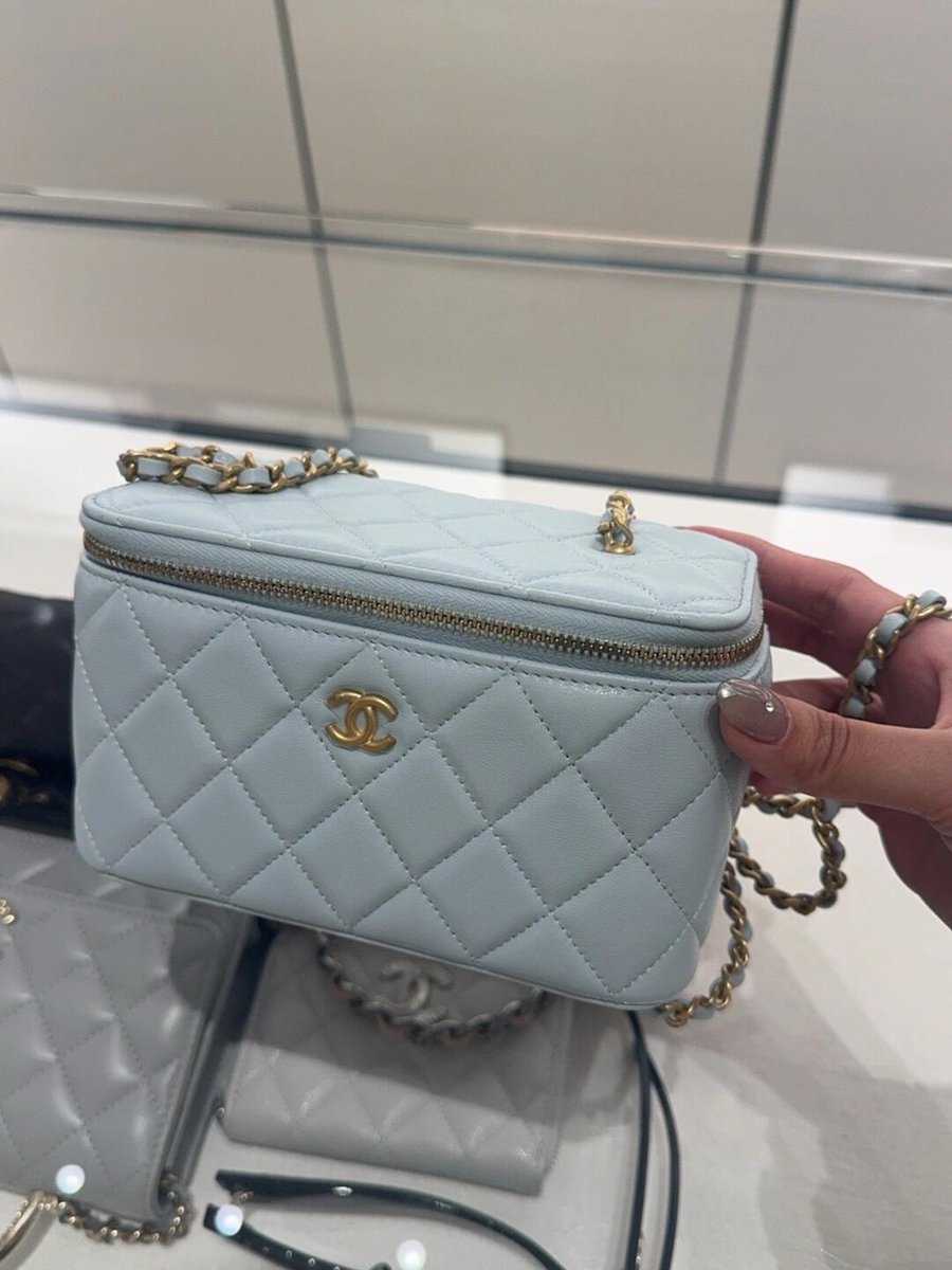 vanessqgla's tweet photo. The handbag is so pretty. I like to reward myself like this. https://t.co/iokaqs6ymb
