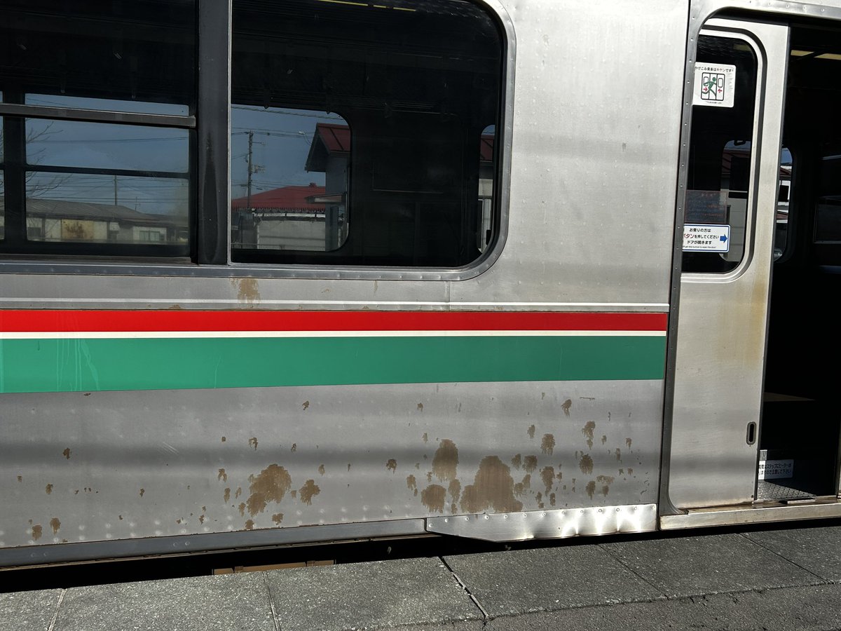 この汚れ、普段から701系を見ると気づくが3編成(F2-18・F2-20・F2-25