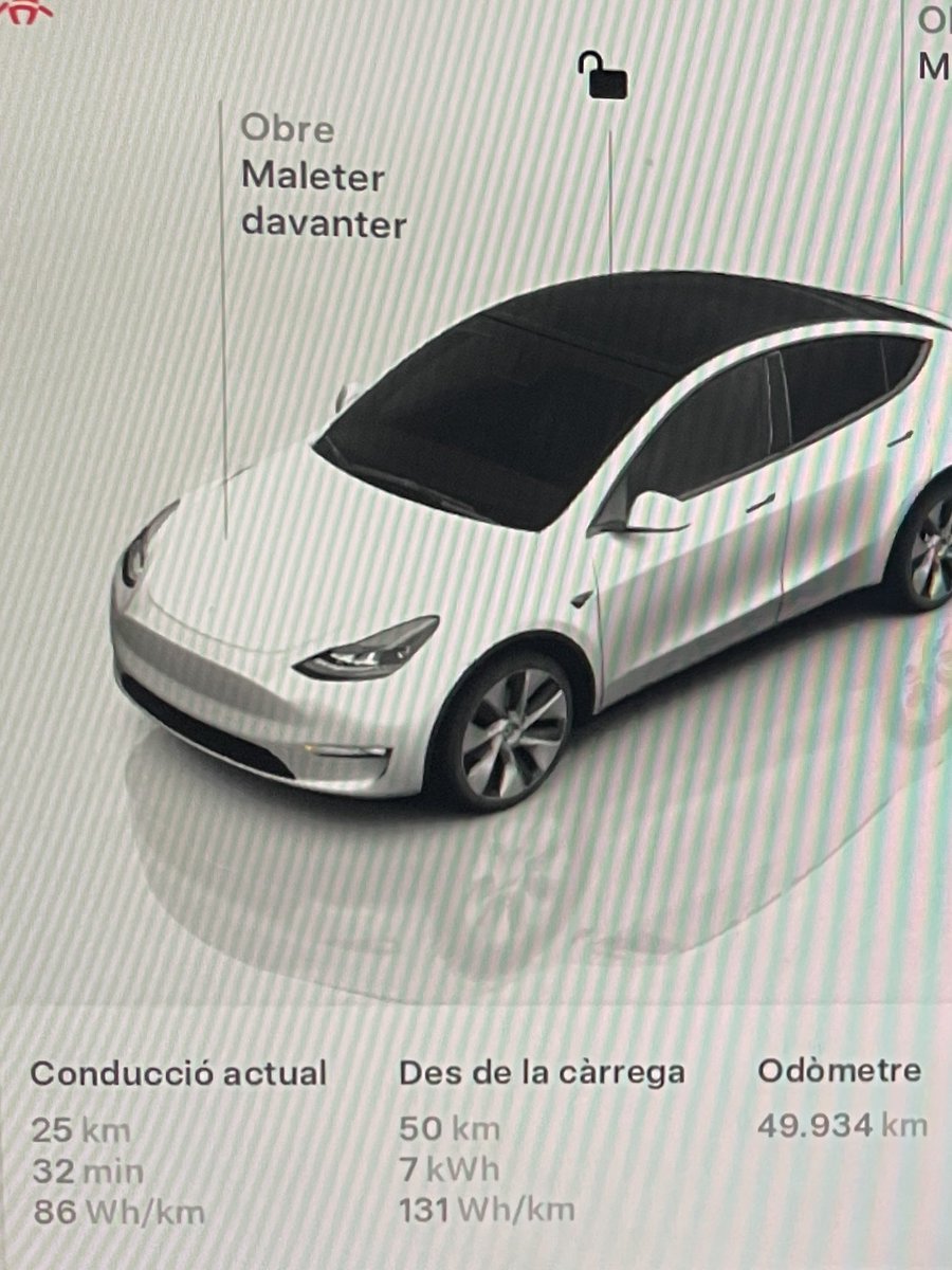 Albert_Bestard's tweet photo. Acabo de descobrir que el menú de la pantalla del cotxe es pot configurar en català!

I he llegit que Tesla és la única marca que ho permet.

Un petit senyal (més) que la indústria automovilística europea està perduda. RIP. https://t.co/jMR4lIHzER