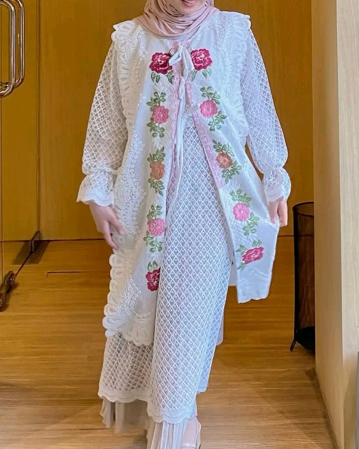 Puasanya belum, baju lebaran nya udah belii  dasar aku 😅
Mumpung nemu yg cantik &amp; cocok knp enggak yekhaaan 🤩 kebetulan emang nyari model tunik, malah nemu yg detail nya lucu ada aksen bordir nya jg 🌷🫶💞
Yg mau beli disini ya: s.shopee.co.id/9ziDa8WSYL