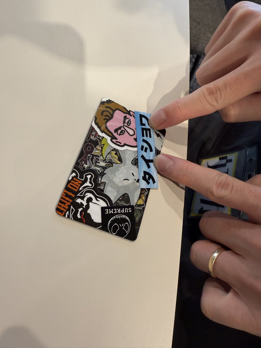 OttikiCharlie's tweet photo. シールのかわいい生き物はZeta君(仮)らしい
2枚目はタイショウのシールをネームプレートに貼る上坂さんさん
#zetadivision https://t.co/OWb32Eyad9