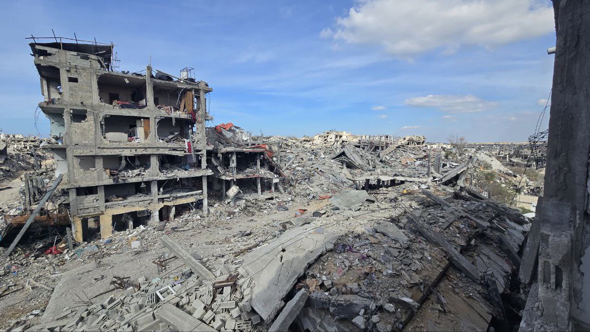 HalaAbouHassira's tweet photo. Un cessez-le-feu après 470 jours de génocide à Gaza : une tragédie humaine s’est déroulée sous nos yeux.
Plus de 46 000 morts, dont 20 000 enfants, 11 000 femmes, et des milliers de médecins, secouristes, enseignants, chercheurs, journalistes et artistes. À cela s’ajoutent plus de 120 000 blessés et 2 millions de déplacés internes.

Un patrimoine et une mémoire anéantis : bibliothèques, mosquées, églises, universités, écoles et archives historiques ont été réduits en cendres.

Et quelles horreurs allons-nous encore découvrir quand les frontières vont s’ouvrir ?

Pendant 15 mois, Gaza a été notre boussole morale et humaine. Elle est aussi devenue le symbole tragique de l’échec moral de l’humanité et de l’incapacité du droit international à protéger la vie et la dignité.

➡️ Ce cessez-le-feu doit être le point de départ d’une solution politique durable, qui mette fin à l’occupation, au blocus et à la colonisation.

🇫🇷🇵🇸 Merci au peuple français pour votre solidarité sans précédent. Pendant ces 15 mois, vous avez été des millions à dénoncer les crimes de guerre et à exiger justice et liberté pour la Palestine. 

Maintenant, une nouvelle page s’ouvre à nous : il nous faut reconstruire les corps et les âmes. Il nous faut rester ensemble car ensemble, nous mettrons fin à l’impunité.

#Gaza #JusticePourLaPalestin #Solidarité #DroitsHumains #FinDeLImpunité #FreePalestine #غزة #وقف_اطلاق_النار #فلسطين #ceasefire #France