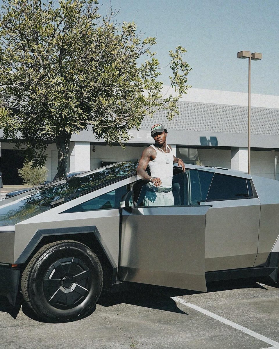 bouncenetworks's tweet photo. Asake marked his 30th birthday in grand style by gifting himself a sleek Tesla Cybertruck. He gave fans a glimpse of his success and lavish taste. #Lameda
#asake #afrobeats https://t.co/KaFug4ta08