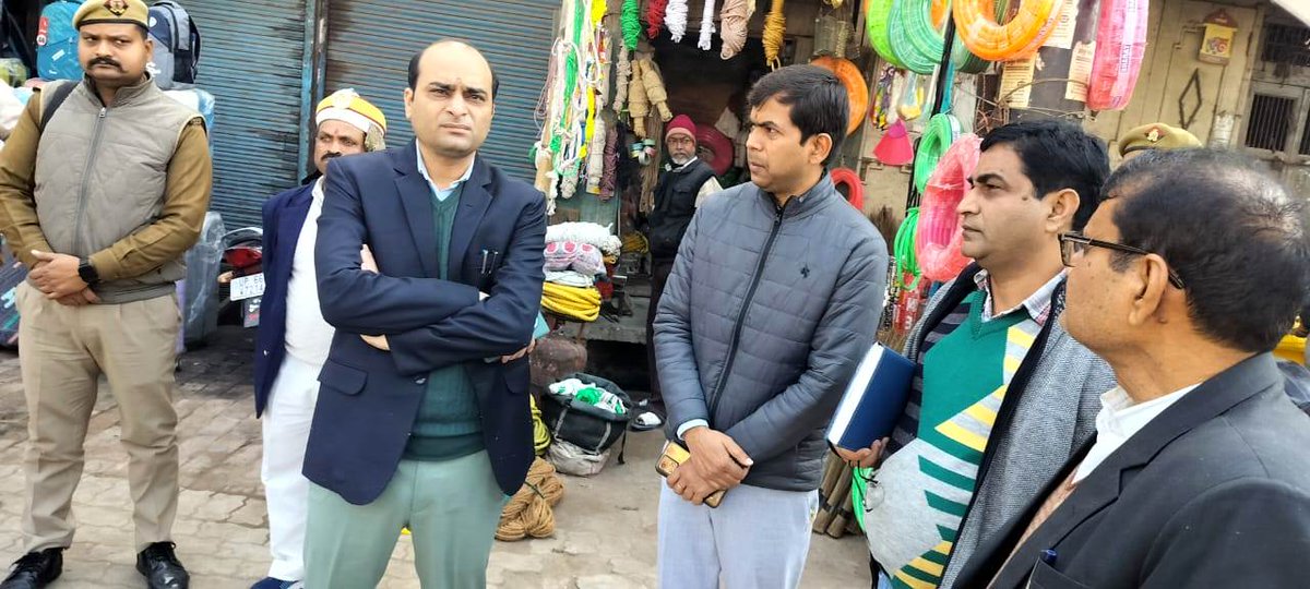 dmpratapgarh's tweet image. सर्वप्रथम मॉं बेल्हा देवी मंदिर में माता जी का दर्शन-पूजन कर आर्शीवाद लिया। मंदिर परिसर एवं आस-पास के दुकानदारों से वार्ता की,दुकानदारों से वार्ता के दौरान पार्किंग की समस्या बतायी गयी सम्बन्धित अधिकारियां को निर्देशित किया गया।आने-जाने वाले विभिन्न मार्गों का भी निरीक्षण किया।