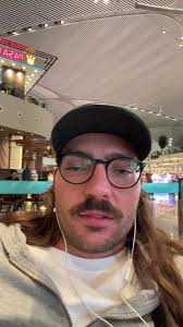 Tschüss ihr Lappen in 30min geht mein Flieger in die USA beginne dort neues Leben und starte als #tiktok Influenzer durch!