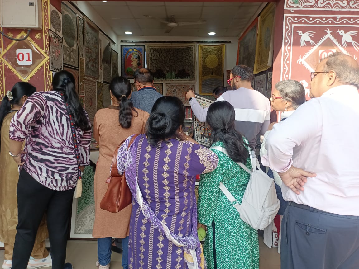 official_umsas's tweet image. बिहार क्राफ्ट फेयर 2025 में रविवार की दोपहर की खरीदारी । मेले में भरी भीड़ #MadeInBihar उत्पादों में रुचि दिखा रही है। कला प्रेमियों को हस्तशिल्प और हस्तकरघा के अनूठे नमूनों का अवलोकन और खरीदारी करते देखना मेले की खासियत को दर्शाता है।

तिथि: 17 से 26 जनवरी 2025
#biharcraftfair