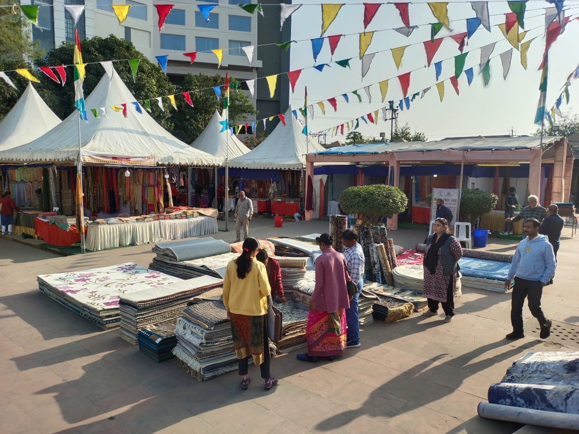 official_umsas's tweet image. बिहार क्राफ्ट फेयर 2025 में रविवार की दोपहर की खरीदारी । मेले में भरी भीड़ #MadeInBihar उत्पादों में रुचि दिखा रही है। कला प्रेमियों को हस्तशिल्प और हस्तकरघा के अनूठे नमूनों का अवलोकन और खरीदारी करते देखना मेले की खासियत को दर्शाता है।

तिथि: 17 से 26 जनवरी 2025
#biharcraftfair