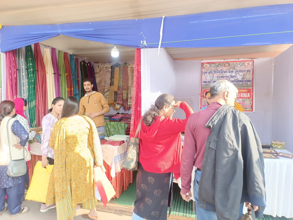 official_umsas's tweet image. बिहार क्राफ्ट फेयर 2025 में रविवार की दोपहर की खरीदारी । मेले में भरी भीड़ #MadeInBihar उत्पादों में रुचि दिखा रही है। कला प्रेमियों को हस्तशिल्प और हस्तकरघा के अनूठे नमूनों का अवलोकन और खरीदारी करते देखना मेले की खासियत को दर्शाता है।

तिथि: 17 से 26 जनवरी 2025
#biharcraftfair