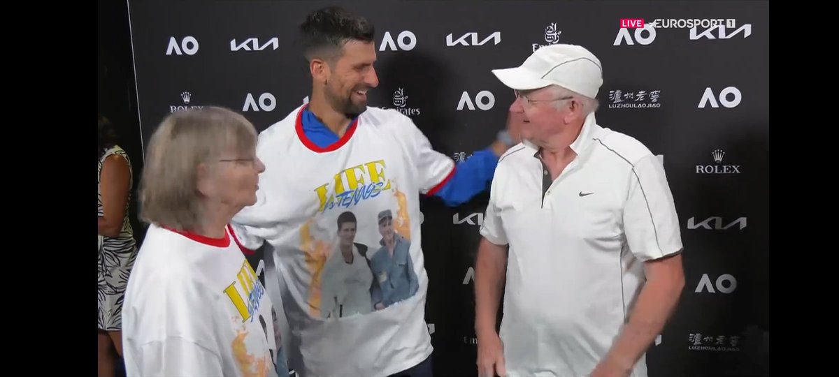 Dogukandilber's tweet photo. Novak Djokovic, Melbourne'de 20 yıl önce kendisini izleyip çok parlak bir geleceğin olacak diyen hayranlarıyla tekrar buluştu harika ❤️ https://t.co/kHH52l08Ak