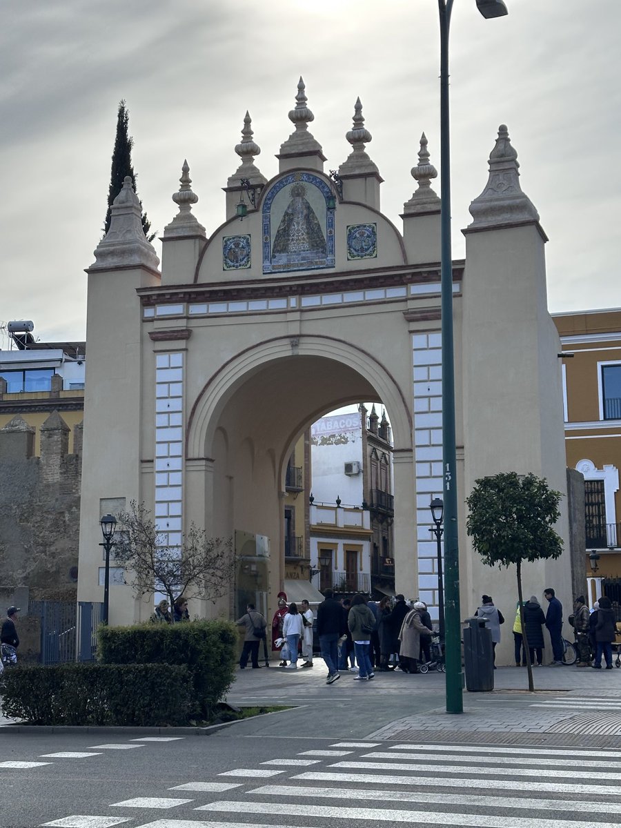 Soldados petrorianos visitan el Imperio Macareno