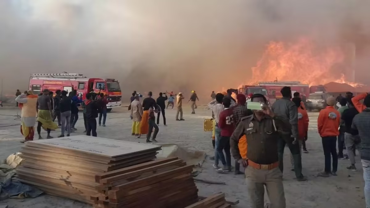 महाकुंभ में बड़ा हादसा, शास्त्री ब्रिज के नीचे कैंप में लगी, भीषण आग मची अफरातफरी

महाकुंभ मेला क्षेत्र में रविवार दोपहर भीषण आग लग गई। ये आग शास्त्रीय ब्रिज के नीचे लगी है। बताया जा रहा है कि आग ने कई टेंट को अपनी जद में लिया है। मौके पर कई दमकल की गाड़ियां पहुंची हैं