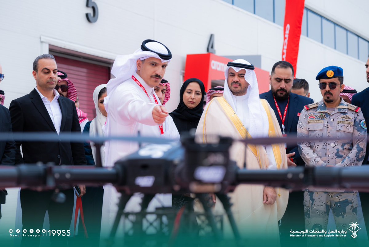 SaudiTransport's tweet photo. قام سعادة وكيل وزارة الخدمات اللوجستية أ.ريان البكري، بتدشين نظام الأتمتة الروبوتية لفرز الشحنات بمنشأة أرامكس السعودية بميناء جده الإسلامي، حيث يساهم هذا المشروع في تحسين الكفاءة التشغيلية لقطاع الخدمات اللوجستية ورفع الطاقة الاستيعابية للعمليات تحقيقا لمستهدفات الاستراتيجية الوطنية للنقل والخدمات اللوجستية، مما سيساعد في خلق وظائف نوعية ورفع جودة الخدمات في القطاع اللوجستي، كما تم الاطلاع على خطط أرامكس المستقبلية ومشاريع الإستدامة والمنتجات المبتكرة.