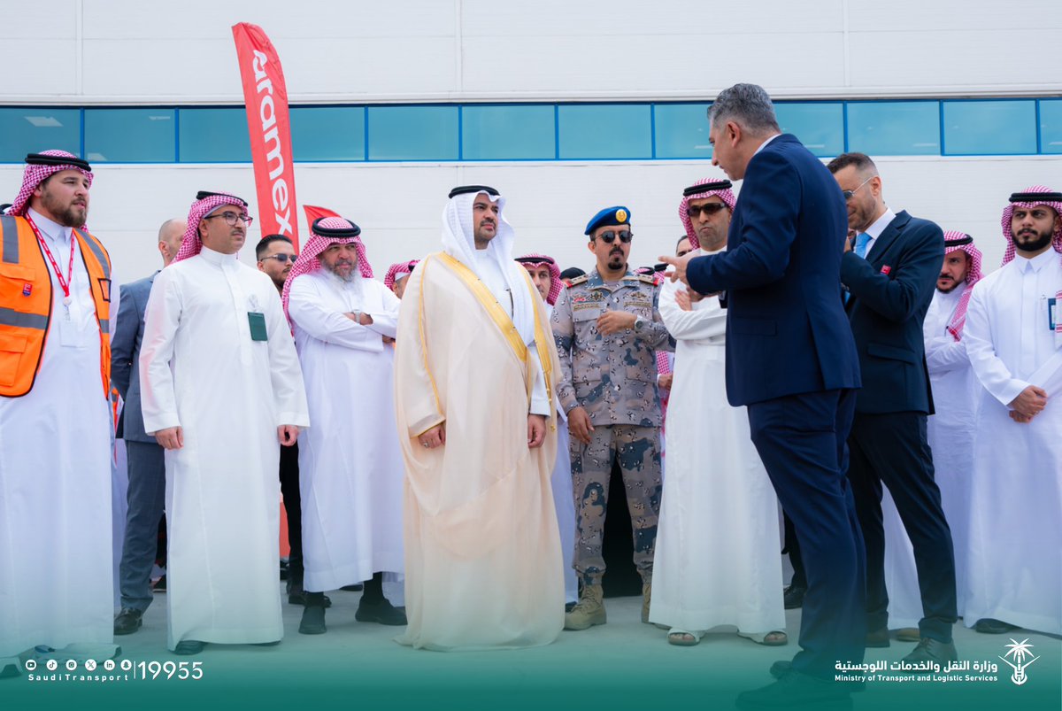 SaudiTransport's tweet photo. قام سعادة وكيل وزارة الخدمات اللوجستية أ.ريان البكري، بتدشين نظام الأتمتة الروبوتية لفرز الشحنات بمنشأة أرامكس السعودية بميناء جده الإسلامي، حيث يساهم هذا المشروع في تحسين الكفاءة التشغيلية لقطاع الخدمات اللوجستية ورفع الطاقة الاستيعابية للعمليات تحقيقا لمستهدفات الاستراتيجية الوطنية للنقل والخدمات اللوجستية، مما سيساعد في خلق وظائف نوعية ورفع جودة الخدمات في القطاع اللوجستي، كما تم الاطلاع على خطط أرامكس المستقبلية ومشاريع الإستدامة والمنتجات المبتكرة.