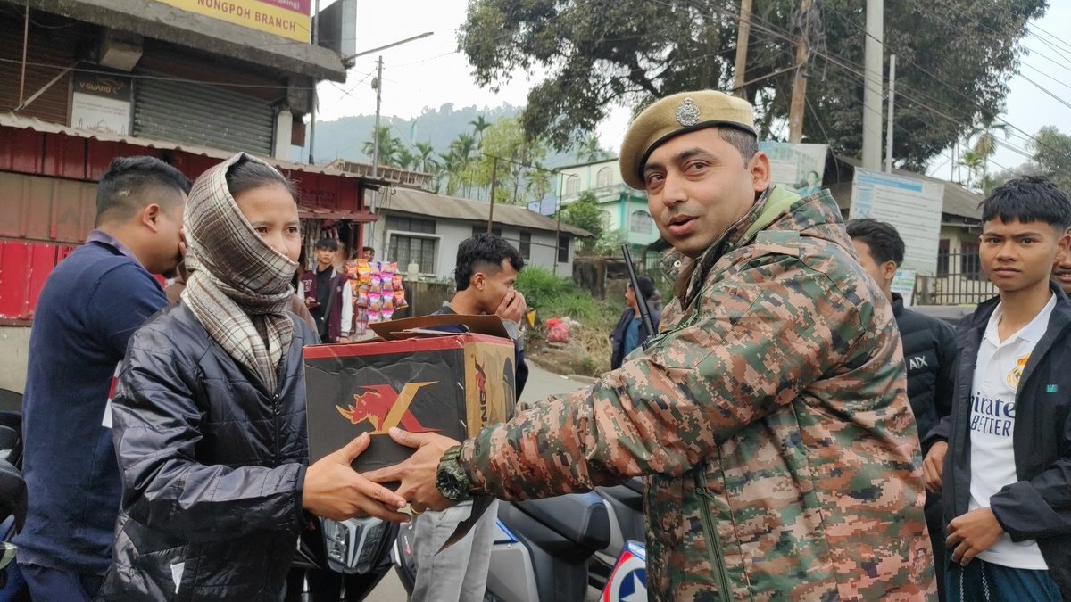 CMO_Meghalaya's tweet photo. In the run up to #MeghalayaDay and #RepublicDay2025 @RibhoiPolice distributed helmets to children, elderly people, ladies etc. as part of the awareness drive for Road Safety. Checking is on 24x7 to enforce double helmets for 2 wheelers and seat belts for LMVs. https://t.co/6tnHmS4PnN