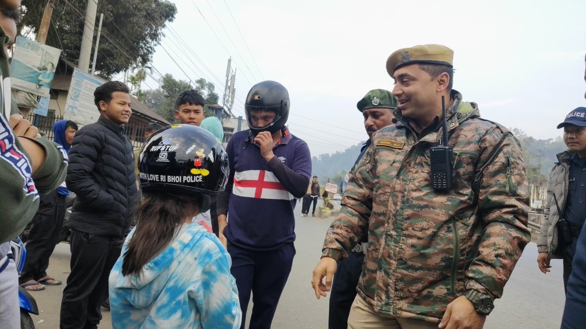 CMO_Meghalaya's tweet photo. In the run up to #MeghalayaDay and #RepublicDay2025 @RibhoiPolice distributed helmets to children, elderly people, ladies etc. as part of the awareness drive for Road Safety. Checking is on 24x7 to enforce double helmets for 2 wheelers and seat belts for LMVs. https://t.co/6tnHmS4PnN