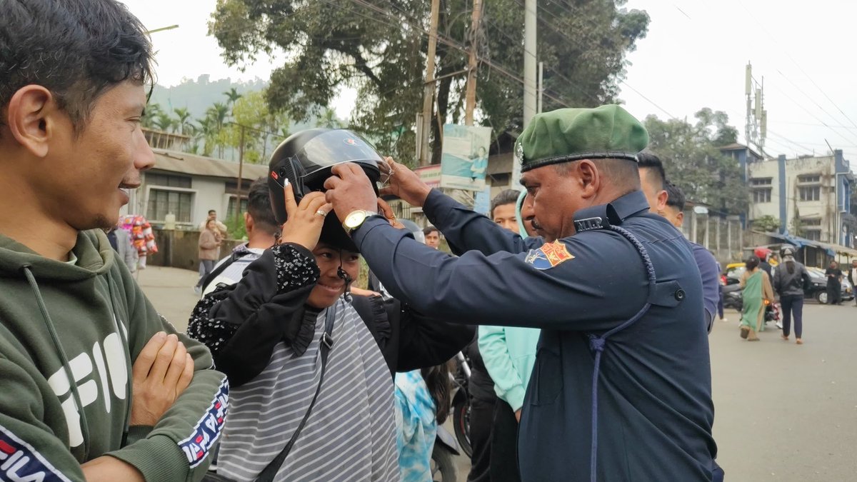 CMO_Meghalaya's tweet photo. In the run up to #MeghalayaDay and #RepublicDay2025 @RibhoiPolice distributed helmets to children, elderly people, ladies etc. as part of the awareness drive for Road Safety. Checking is on 24x7 to enforce double helmets for 2 wheelers and seat belts for LMVs. https://t.co/6tnHmS4PnN