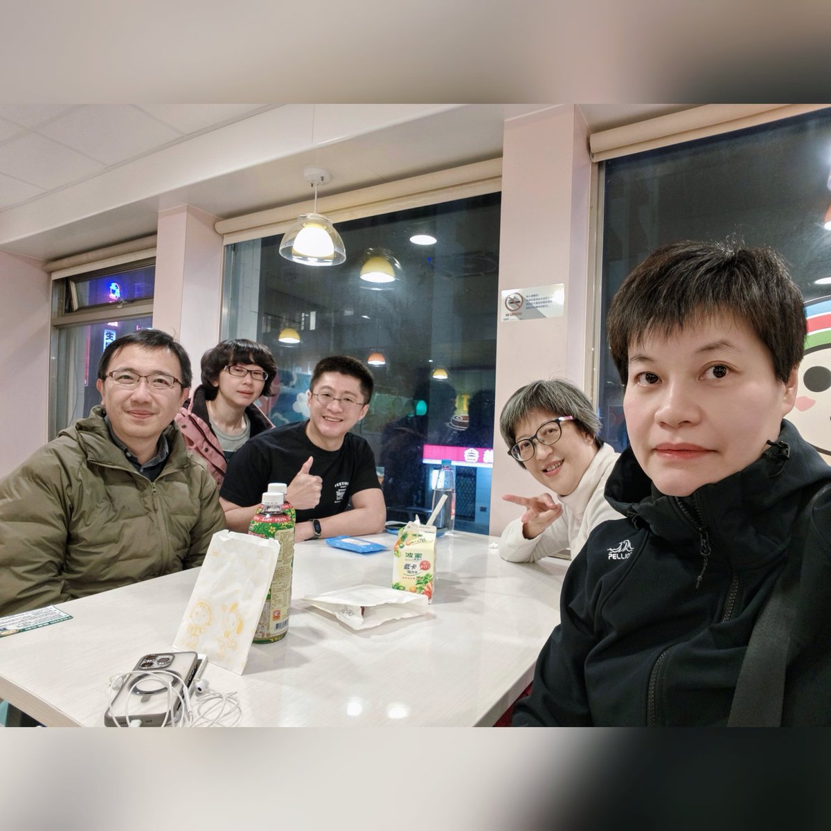 2025年的第一場聚會
　
要過年了，今年瑩宣比較早回來，所以我們今天先聚一次，雖然不是很常前面，但每次聚會都很開心，尤其是之前一起在外地常常互相幫忙和關心的朋友